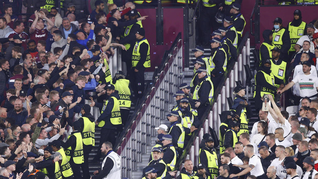 Viele Fans uns Begleiter von Eintracht Frankfurt wurden in London nicht nur verbal attackiert Viele Fans uns Begleiter von Eintracht Frankfurt wurden in London nicht nur verbal attackiert