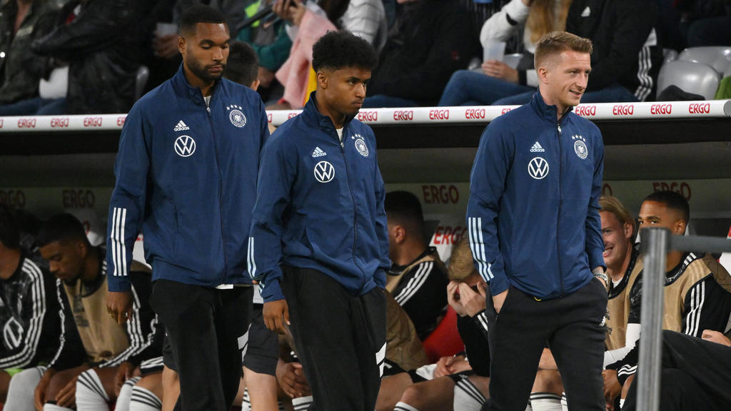 Karim Adeyemi (M.) spielt ab dem Sommer mit Marco Reus (r.) beim BVB Karim Adeyemi (M.) spielt ab dem Sommer mit Marco Reus (r.) beim BVB