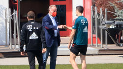 Robert Lewandowski (r.) vom FC Bayern kann am Samstag den historischen Bundesliga-Torrekord von Gerd Müller knacken