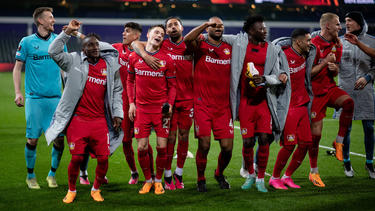 Leverkusens Spieler feiern vor dem Fanblock