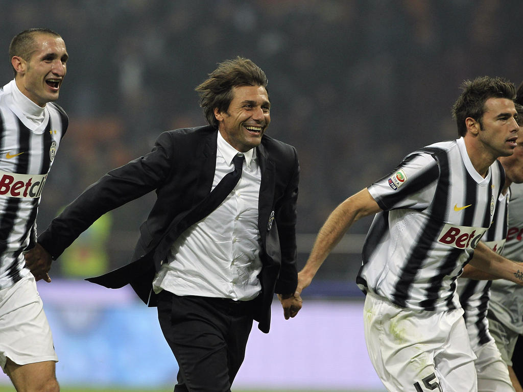 Antonio Conte junto a sus dos defensas baluartes en la Juventus. (Foto: Getty)