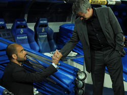 Pep Guardiola José Mourinho se saludan en el Bernabéu en 2011. (Foto: Getty)