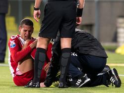 Ramon Leeuwin heeft erg veel pijn nadat hij zich verstapt op het kunstgrasveld van Roda JC. (28-01-2016)