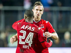 Ridgeciano Haps (l.) en Stijn Wuytens (r.) knuffelen elkaar na de knappe 4-1 overwinning van AZ op FC Groningen. (20-02-2016)