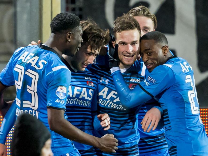 Vincent Janssen wordt omringd door zijn ploeggenoten. De spits beslist de wedstrijd tegen Willem II met zijn achttiende en negentiende doelpunt van het seizoen. (12-03-2016)