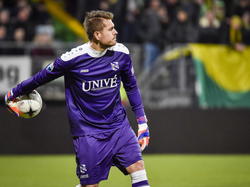 Keeper van Heerenveen Kristoffer Nordfeldt gooit de bal uit. (07-03-2015)