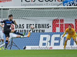 Mario Vrancic (M.) brachte den SC Paderborn mit einem herrlichen Volleyschuss gegen Bremen in Führung.