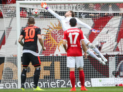 Durch ein Eigentor ging der HSV in Mainz mit 1:0 in Führung