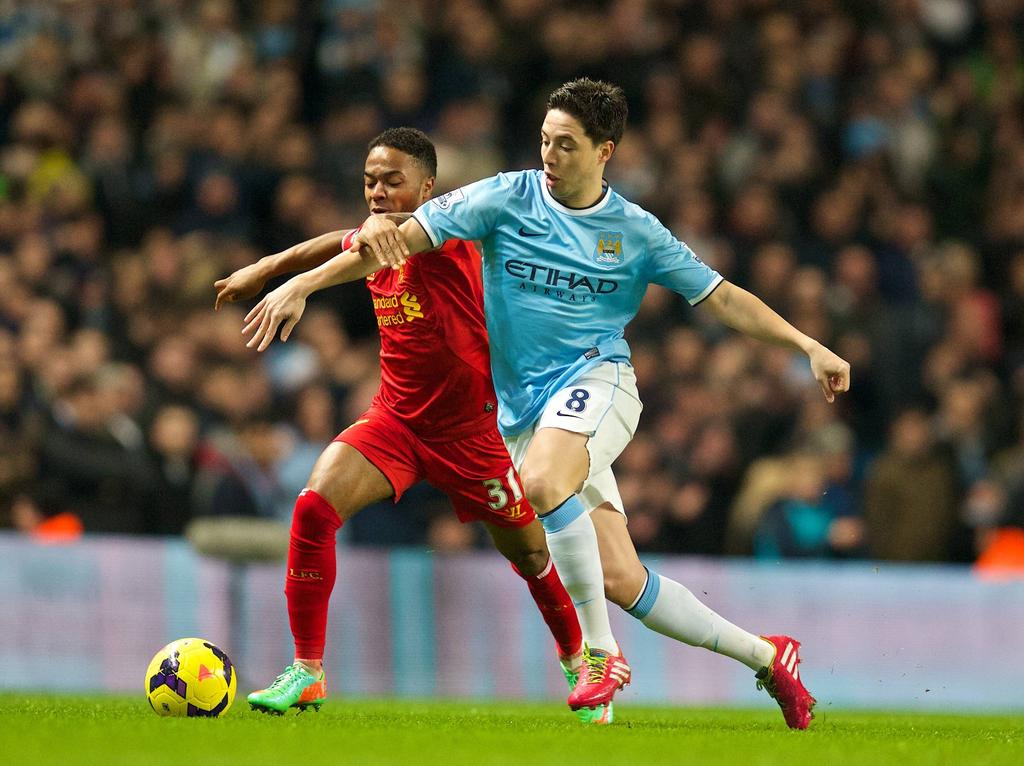 Raheem Sterling (l.) en Samir Nasri vechten een stevig duel uit tijdens Manchester City - Liverpool in de Premier League. (26-12-2013)