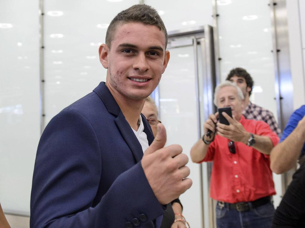 Rafael Santos Borré en su llegada al aeropuerto de Madrid. (Foto: Getty) Rafael Santos Borré en su llegada al aeropuerto de Madrid. (Foto: Getty)