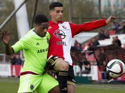 Mo el Hankouri (r.) vecht een duel uit met Deyovaiso Zeefuik (l.) tijdens het competitieduel Ajax U19 - Feyenoord U19 (12-04-2016).