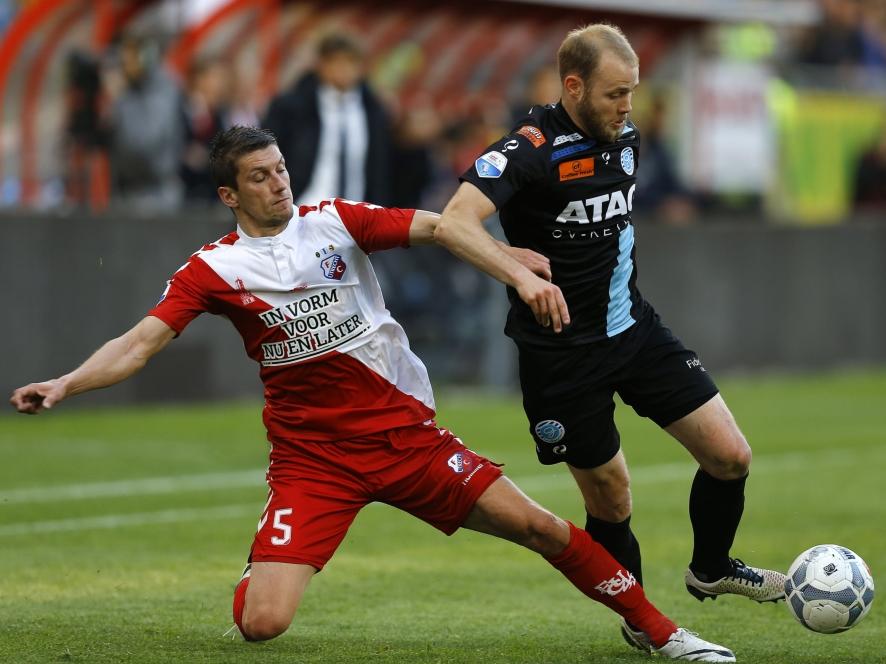 Christian Kum (l.) probeert Nathaniël Will (r.) van de bal te zetten tijdens het competitieduel FC Utrecht - De Graafschap (20-04-2016).