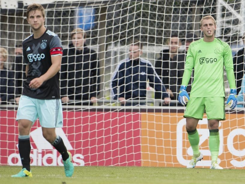 Ajax komt in het oefenduel met stadsgenoot AFC op een 1-0 achterstand na een fout van Joël Veltman (l.). (12-07-2016)