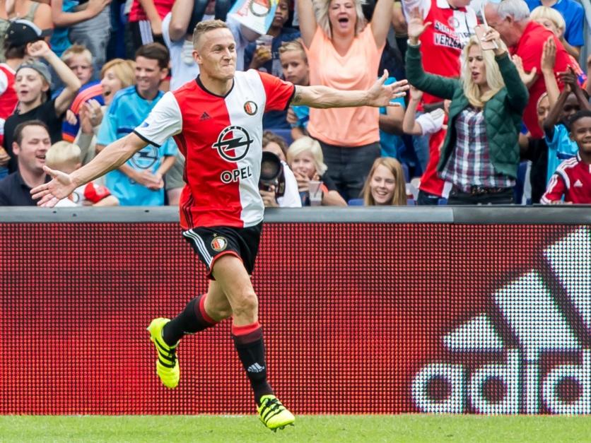 Jens Toornstra opent halverwege de eerste helft de score bij de wedstrijd Feyenoord - FC Twente. (14-08-2016)
