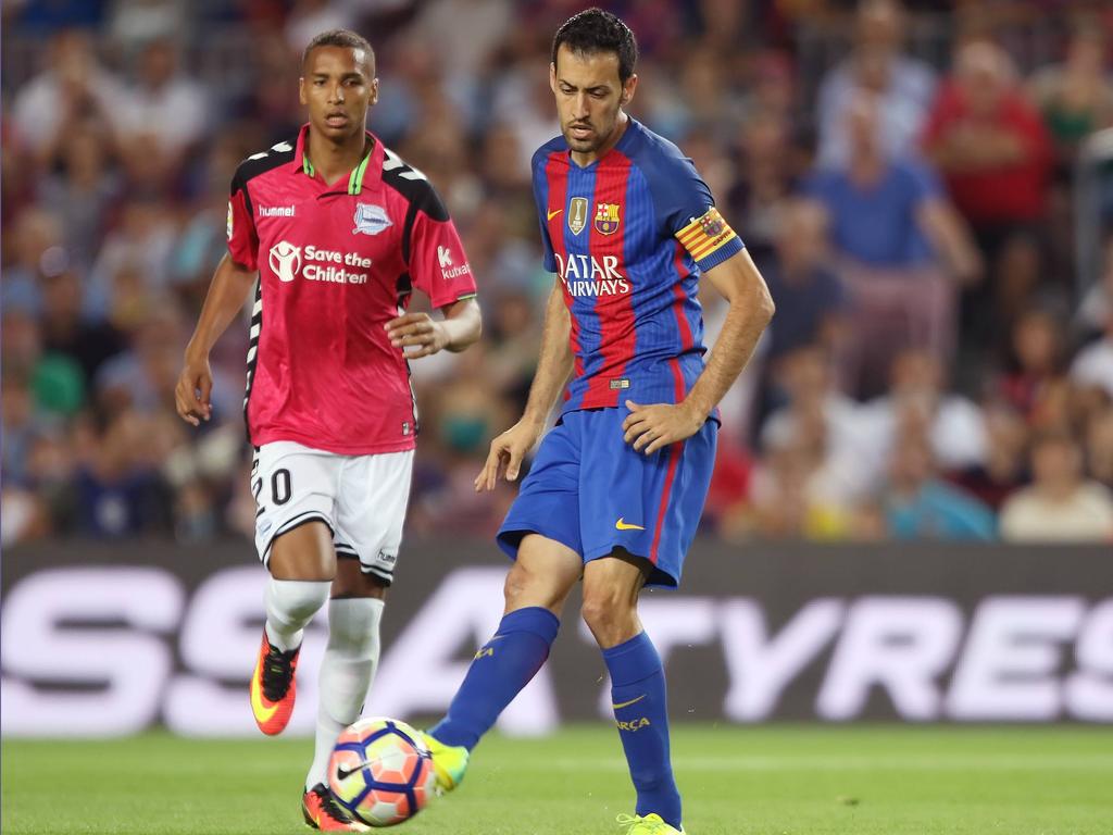 Sergio Busquets (r.) probeert een medespeler te bereiken tijdens het competitieduel FC Barcelona - Deportivo Alaves (10-09-2016).