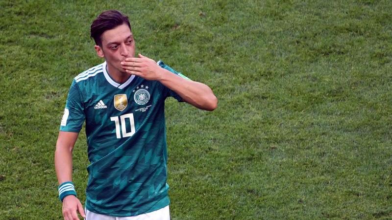 Mesut Özil hatte in drei Tweets scharfe Kritik am DFB, an Sponsoren und auch an seiner früheren Schule geübt