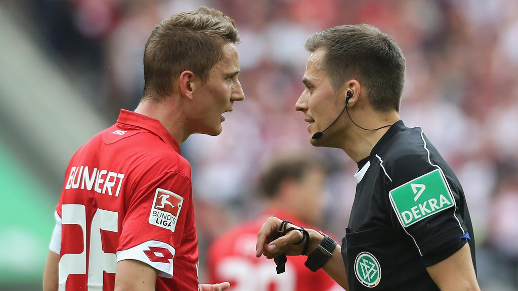 Mainz Niko Bungert zog sich am 3. Spieltag eine Wadenverletzung zu