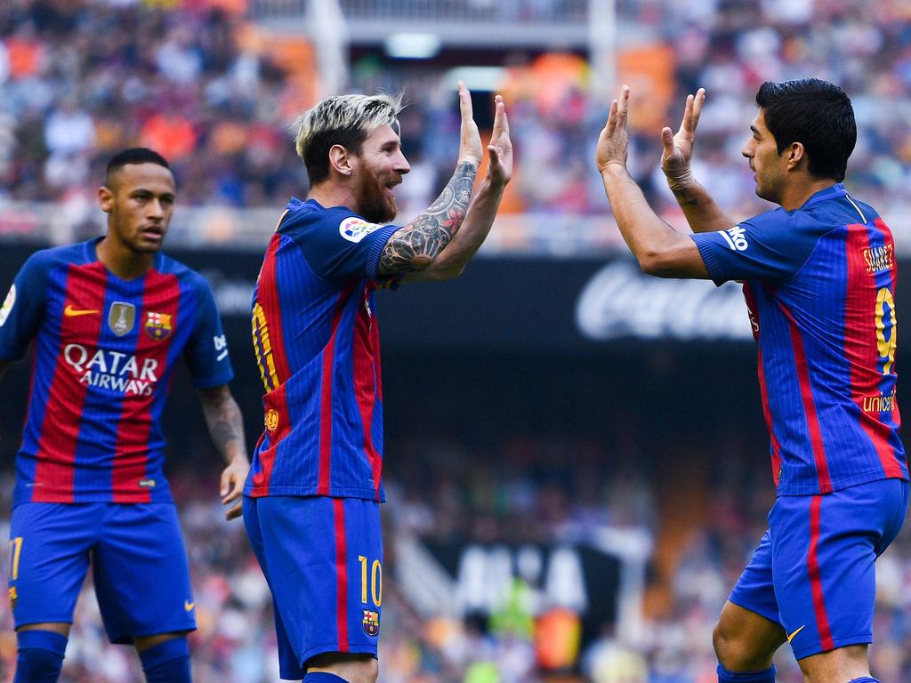 Der FC Barcelona will nach Neymar auch Messi (m.) und Suárez (r.) binden
