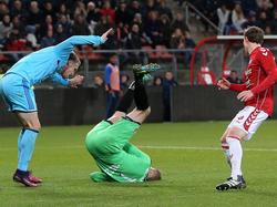 Doelman Robbin Ruiter komt vervelend ten val tijdens de wedstrijd van FC Utrecht tegen Feyenoord. (27-11-2016)