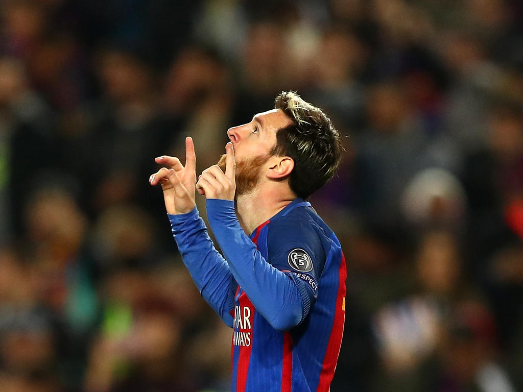Messi mira al cielo para celebrar su gol al Mönchengladbach. (Foto: Getty)