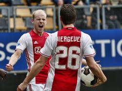 Davy Klaassen (l.) schreeuwt het uit na de openingstreffer tegen Roda JC. Viergever (r.) juicht mee. (05-02-2017)