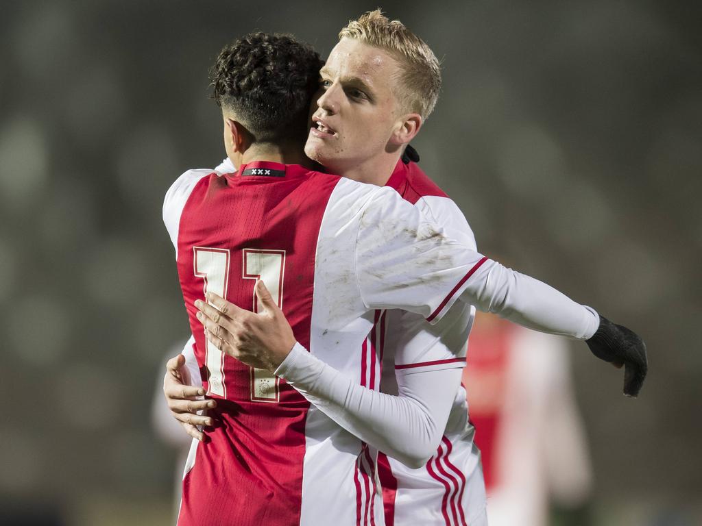Donny van de Beek (r.) schiet de strafschop tegen de touwen en zet Jong Ajax op 3-0 tegen Almere City. (30-01-2017)