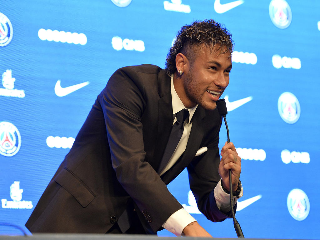 Neymar radiante tras firmar con el PSG de Emery. (Foto: Getty)