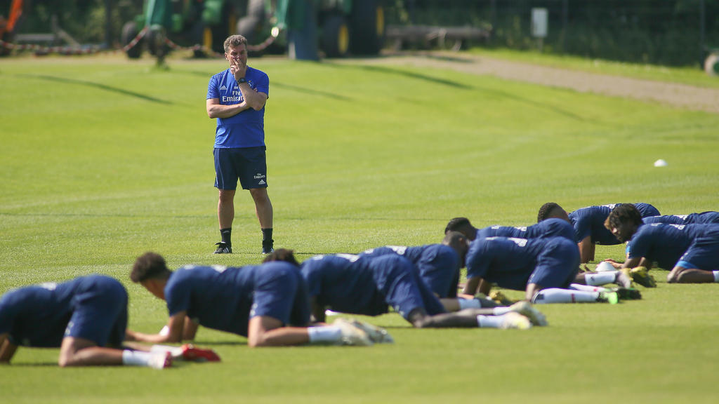 Dieter Hecking hat die Situation beim HSV im Griff Dieter Hecking hat die Situation beim HSV im Griff