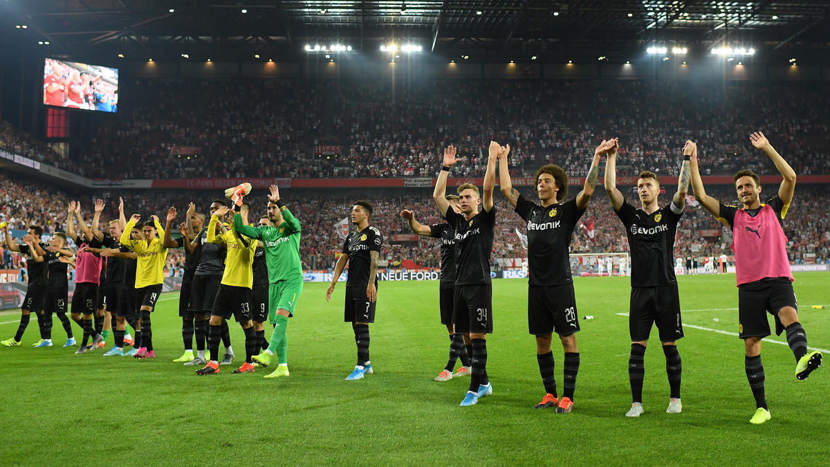 Die BVB-Profis ließen sich nach dem Schlusspfiff in Köln feiern Die BVB-Profis ließen sich nach dem Schlusspfiff in Köln feiern