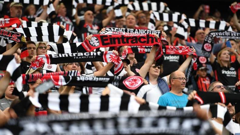 Das Frankfurter Stadion soll nach Meinung der Eintracht bald wieder voll sein