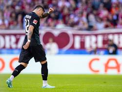 Werder Bremens Marco Friedl reagiert unzufrieden nach seiner roten Karte