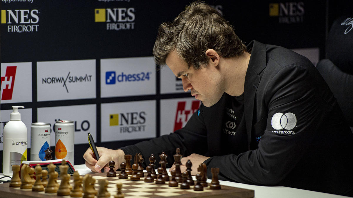 Schach-Superstar Magnus Carlsen lässt offen, ob er diesmal gegen Hans Niemann antreten wird