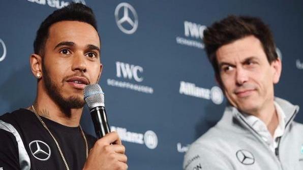 Lewis Hamilton (l.) engagiert sich auf Social Media stark gegen Rassismus Lewis Hamilton (l.) engagiert sich auf Social Media stark gegen Rassismus