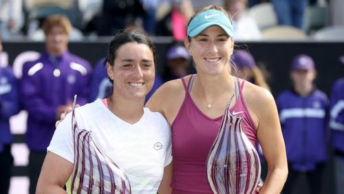 Tennis-Star Ons Jabeur und Belinda Bencic bei der Siegerehrung in Charleston