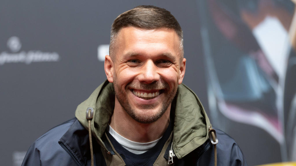 Lukas Podolski blickt auf die Lage beim FC Bayern