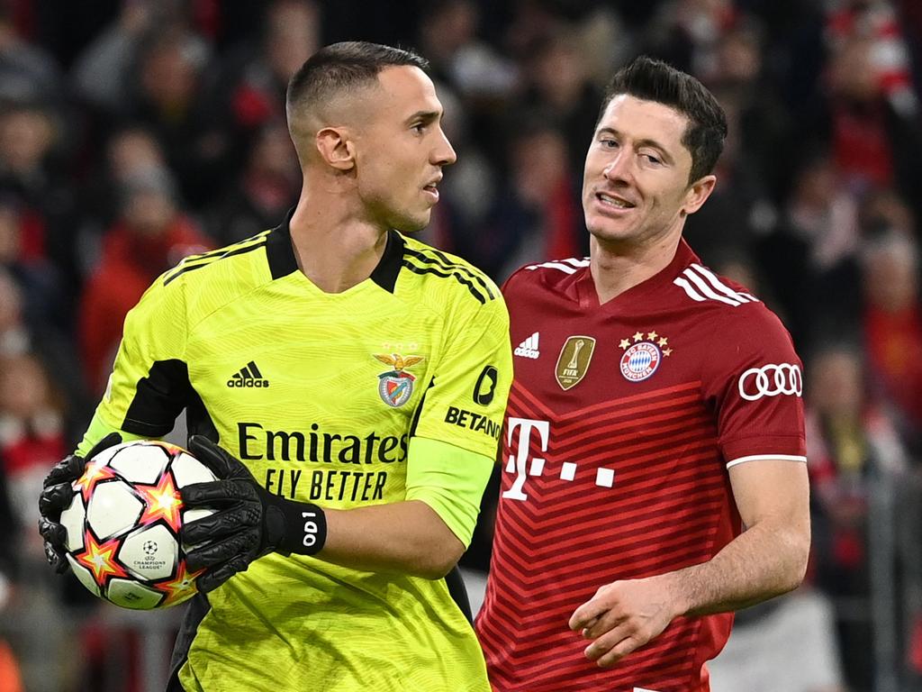 Zoff mit dem Trainer? Keeper Odisseas Vlachodimos (l.) steht nach öffentlicher Kritik vor einem Wechsel in die Premier League Zoff mit dem Trainer? Keeper Odisseas Vlachodimos (l.) steht nach öffentlicher Kritik vor einem Wechsel in die Premier League