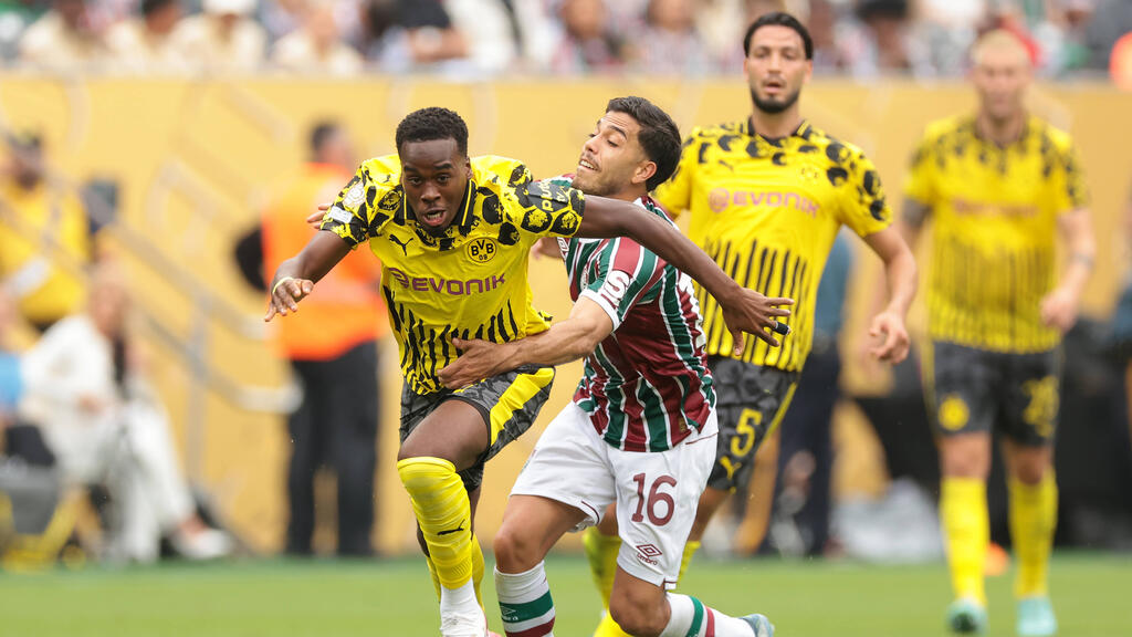 Der FC Chelsea bleibt offenbar an BVB-Stürmer Jamie Gittens (l.) dran
