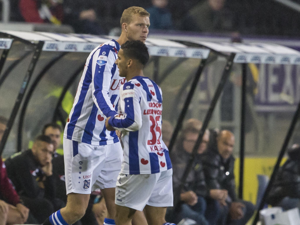 Tarik Kada (r.) wordt in het bekerduel tussen NAC Breda en sc Heerenveen vervangen door de lange Henk Veerman (l.). (22-09-2015)