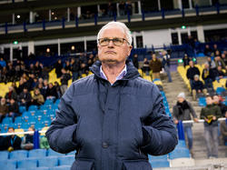 Trainer Foppe de Haan van sc Heerenveen ziet hoe zijn ploeg het lastig heeft in het uitduel met Vitesse. (13-02-2016)