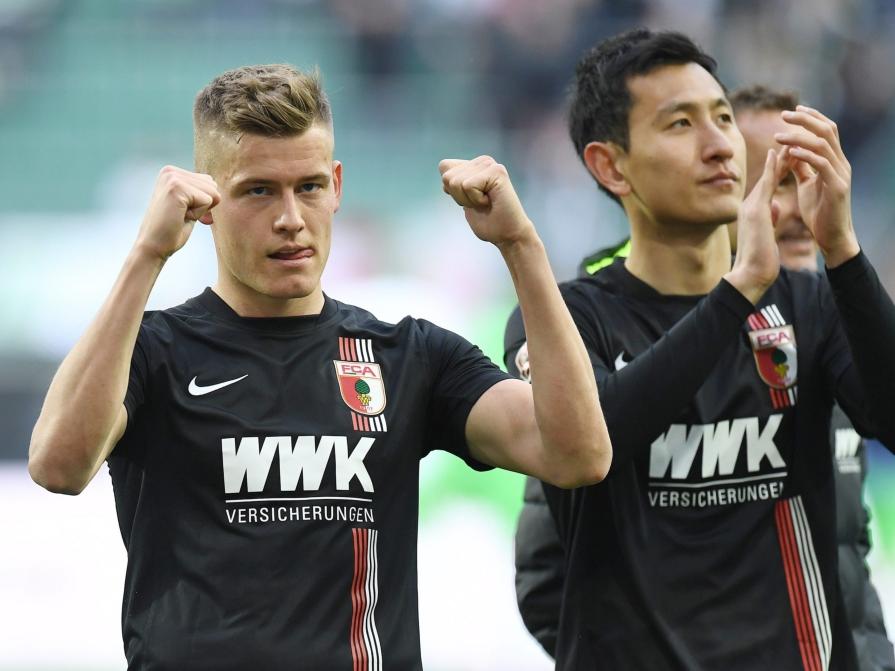 Alfreð Finnbogason (l.) kan weer juichen met FC Augsburg. De ploeg wint met 0-2 van VfL Wolfsburg, Finnbogason scoort de openingstreffer al na 47 seconde. (23-04-2016)