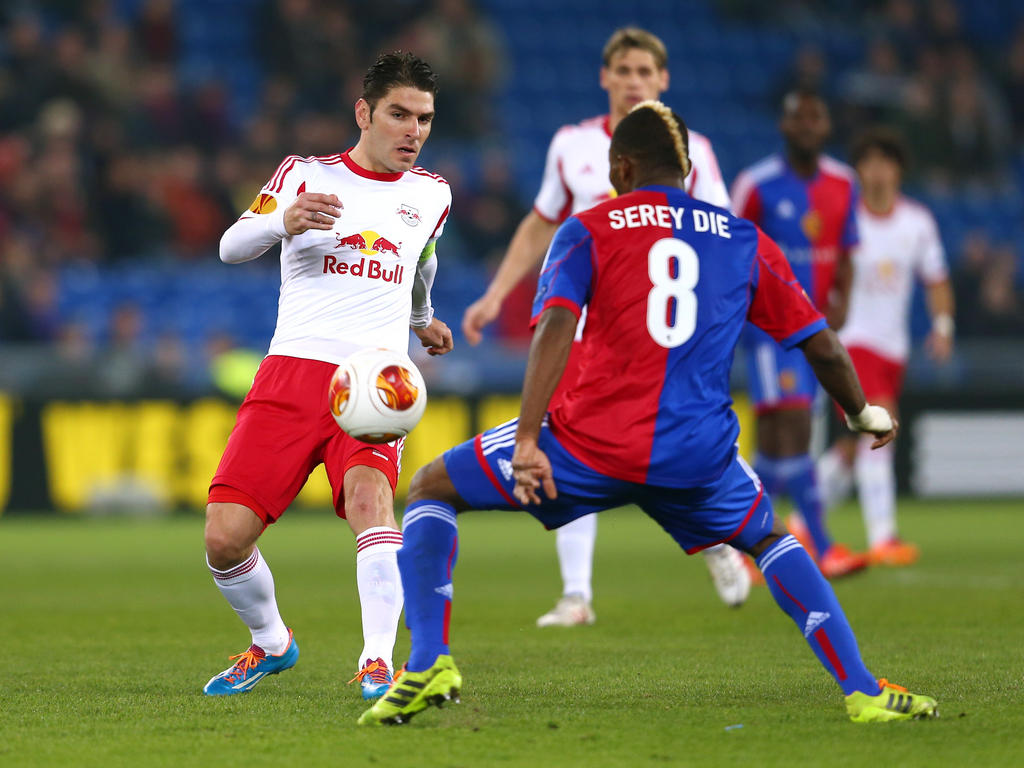 Jonathan Soriano im Duell mit dem überragenden Serey Die Jonathan Soriano im Duell mit dem überragenden Serey Die
