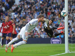 Andrés Fernández (dcha.) vuela en el Bernabéu para intentar tapar el cabezazo de Sergio Ramos. (Foto: Getty)