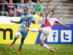 Terell Ondaan (l.) snelt voorbij Christian Kum (r.) tijdens FC Utrecht - Willem II. (17-8-2014)
