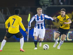 Sam Larsson (m.) wordt onder druk gezet door twee spelers van NAC Breda. Elson Hooi (l.) en Sepp De Roover proberen de bal te veroveren. (13-12-2014)