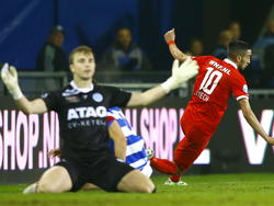 Hidde Jurjus (l.) zit er verslagen bij nadat Hakim Ziyech (r.) FC Twente op voorsprong heeft gezet tijdens het bekerduel met De Graafschap. (17-12-2014). 