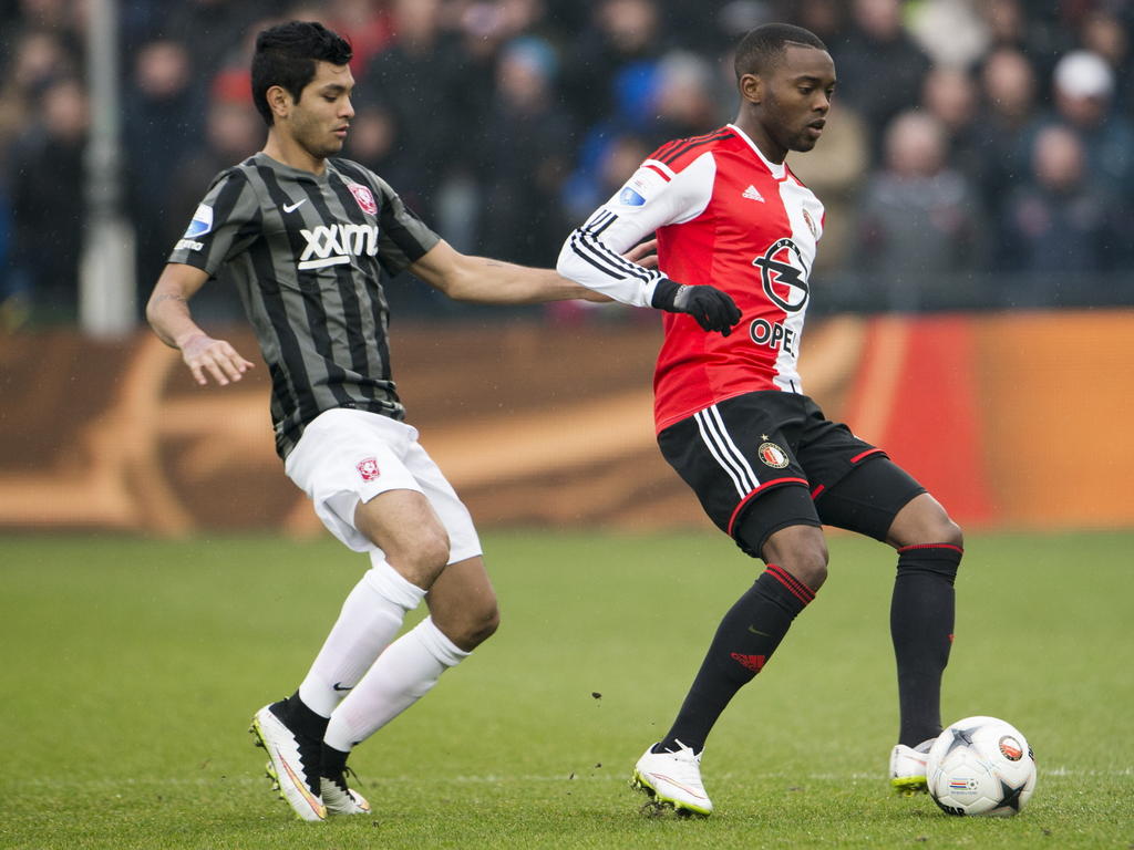 Jesús Corona (l.) van FC Twente zit Feyenoord-verdediger Miquel Nelom op de huid. (18-01-2015)