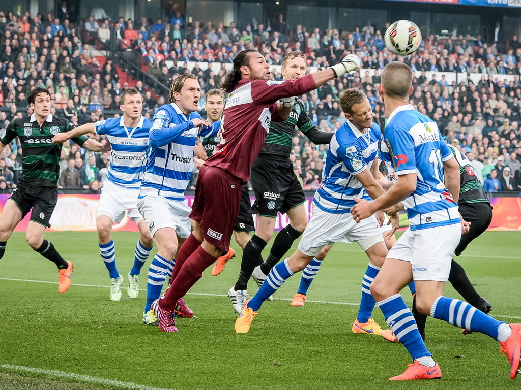 PEC-doelman Warner Hahn stompt de bal weg na een corner van FC Groningen. (03-05-2015) PEC-doelman Warner Hahn stompt de bal weg na een corner van FC Groningen. (03-05-2015)
