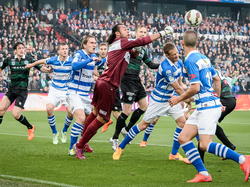 PEC-doelman Warner Hahn stompt de bal weg na een corner van FC Groningen. (03-05-2015)