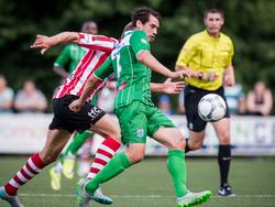 Dirk Marcellis (r.) heeft als proefspeler van PEC Zwolle alle aandacht voor de bal in het oefenduel met Sparta. (17-07-2015)