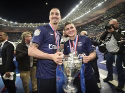 Zlatan Ibrahimović (l.) viert het winnen van de Franse nationale beker samen met de Italiaan Marco Verratti. In de finale was Paris Saint-Germain te sterk voor AJ Auxerre. (23-05-2015)